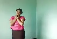 نوجوان جذاب تصمیم می گیرد بدن برهنه خود را به نمایش بگذارد گایش خانم دکتر